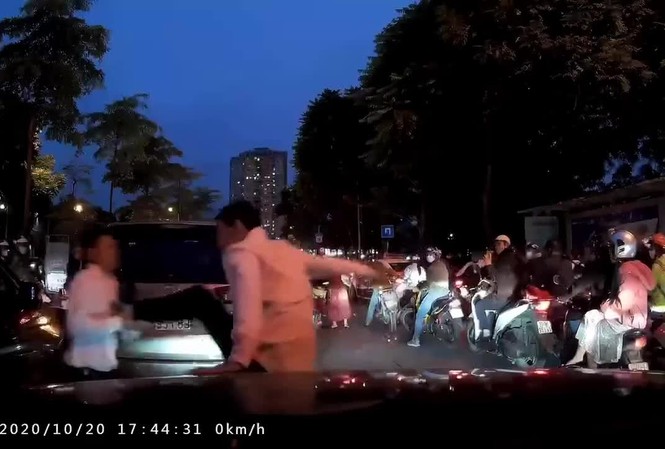 Sau va chạm, hai tài xế ô tô bỏ xe lao vào đánh nhau giữa đường Sau va chạm, hai tài xế ô tô bỏ xe lao vào đánh nhau giữa đường