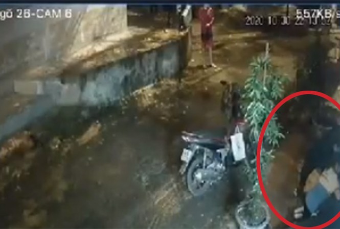 Trung úy cảnh sát thử súng hơi, nam sinh ngồi trên vỉa hè tử vong Hiện trường vụ việc.