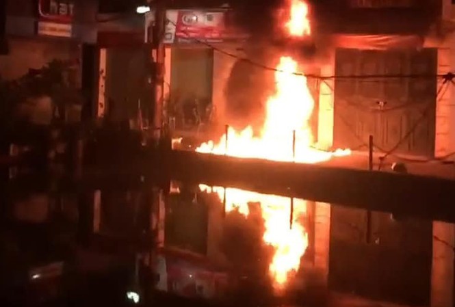 Khống chế người đàn ông ném ‘bom xăng’ từ tầng 3 xuống đường Hiện trường vụ việc.