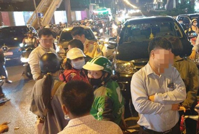 Fortuner gây tai nạn liên hoàn trên phố Hà Nội Hiện trường vụ tai nạn.