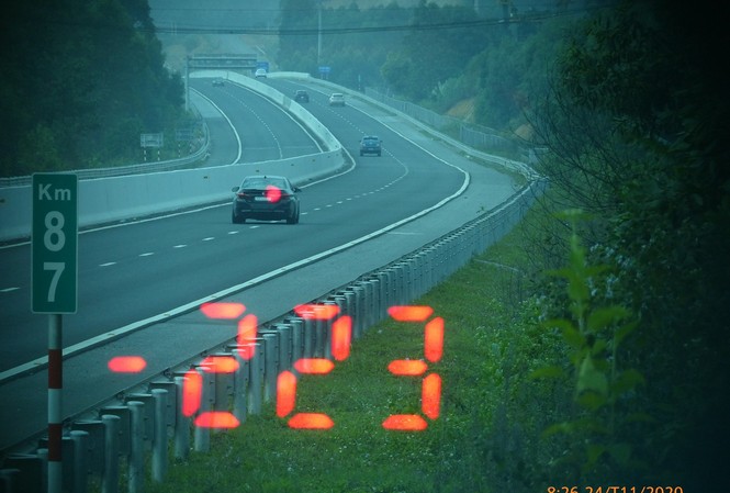Tài xế lái BMW với tốc độ 223 km/h trên cao tốc vì vội ăn cưới Chiếc ô tô chạy quá tốc độ cho phép