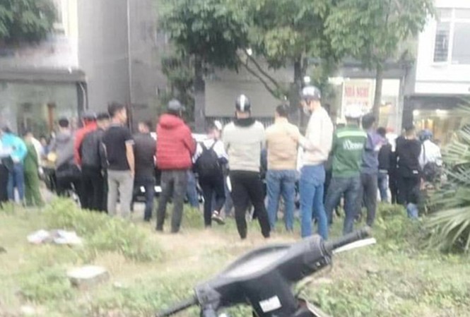 Bắt đối tượng sát hại bạn gái trong nhà nghỉ tại Hà Nội Người dân theo dõi sự việc.