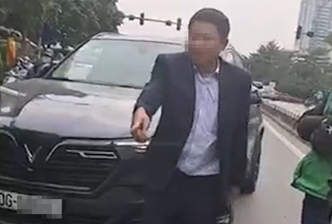 Tài xế ô tô say xỉn định rời khỏi hiện trường sau va chạm giao thông Hiện trường vụ việc.