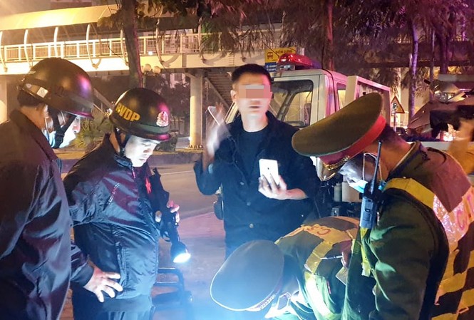 Lái xe bán tải livestream điện thoại, không chịu đo nồng độ cồn hơn 3 giờ Nam tài xế bật điện thoại livestream nhiều giờ đồng hồ khi bị dừng xe kiểm tra.