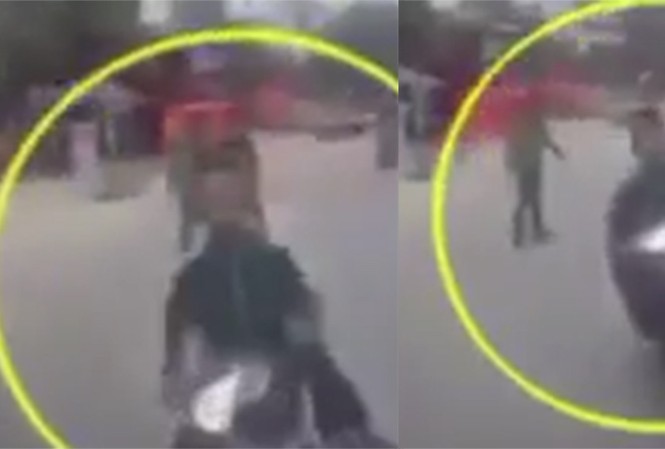 Thấy cảnh sát, hai thanh niên phóng xe máy bỏ chạy đâm thẳng vào ô tô Ảnh cắt từ video.