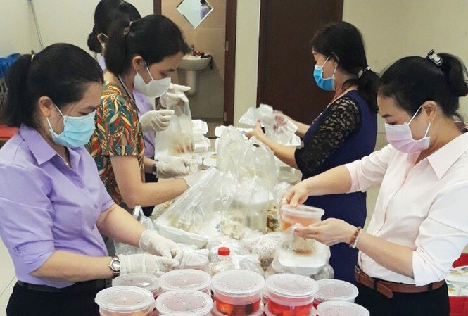Cuộc sống của người dân trong khu chung cư bị cách ly ở Sài Gòn Cuộc sống của người dân trong khu chung cư bị cách ly ở Sài Gòn