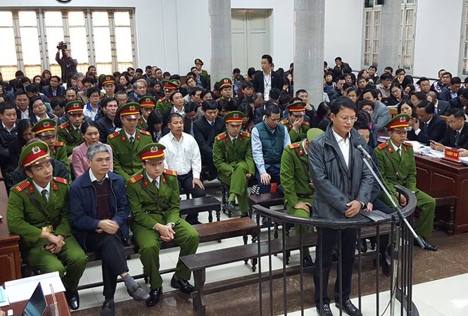 Hà Văn Thắm xuất hiện trước vành móng ngựa Các bị cáo trong phiên tòa sáng 27/2