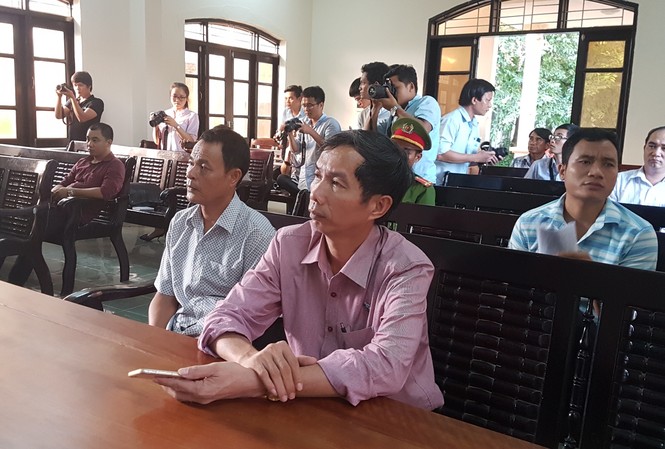 Ngư dân thắng kiện 2,8 tỷ đồng vụ tàu vỏ thép hỏng Ông Liên và luật sư tại tòa.