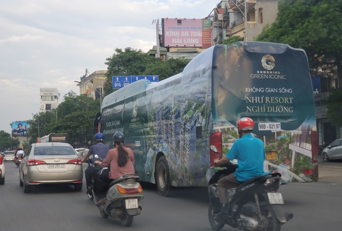 Tái diễn hình thức quảng cáo bằng xe bịt bùng, diễu phố Hà Nội Xe quảng cáo dự án bất động sản rong ruổi trên phố