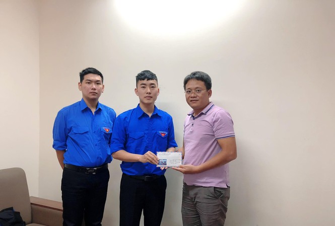 Sinh viên trường quân sự đến Tiền Phong chia sẻ với miền Trung Đại diện Câu lạc bộ Sinh viên tình nguyện Học viện Kỹ thuật quân sự trao số tiền ủng hộ đồng bào lũ lụt miền Trung qua báo Tiền Phong