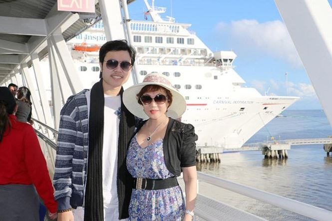 Showbiz 12/4: Tài sản khủng của Hoàng Việt sau chia tay bồ già tỷ phú Trong thời gian yêu người tình tỷ phú Yvonne Thúy Hoàng, Vũ Hoàng Việt được trải nghiệm cuộc sống của giới thượng lưu và thường xuyên được đi vòng quanh thế giới