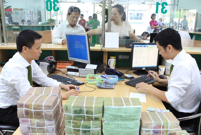 Thực chất của việc lãi suất VND giảm chỗ này, tăng vọt chỗ kia Trong khi thị trường liên ngân hàng lãi suất hạ thì lãi suất VND tại các NHTM vẫn cao