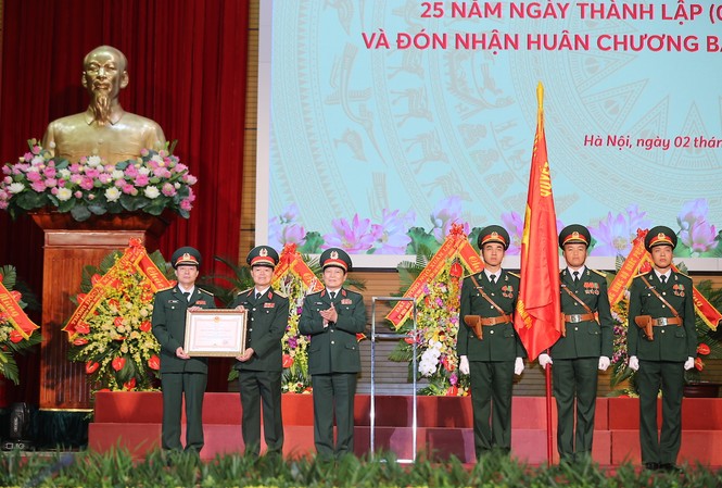 Kỷ niệm 25 năm thành lập, MB đón nhận Huân chương Bảo vệ Tổ quốc Hạng Nhất Kỷ niệm 25 năm thành lập MB vinh dự đón nhận Huân chương Bảo vệ Tổ quốc Hạng Nhất