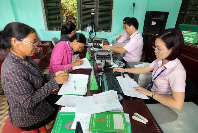 Tăng mức tín dụng cho vay HSSV có hoàn cảnh khó khăn lên 2,5 triệu đồng/tháng Các hộ gia đình có con là HSSV nhận vốn vay ưu đãi tại các Điểm giao dịch của NHCSXH