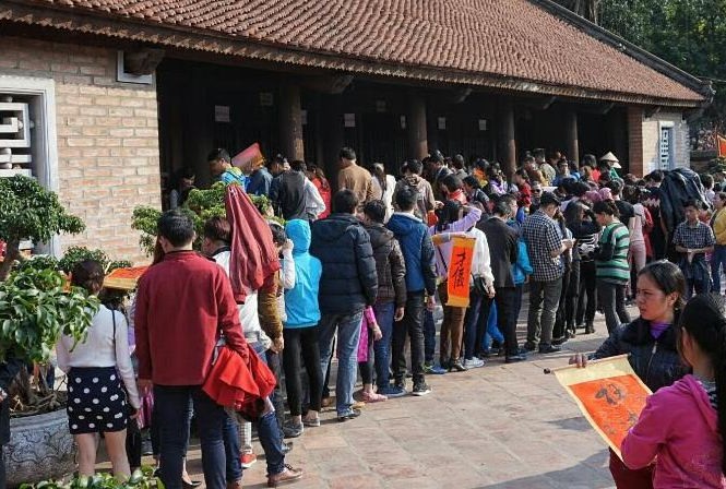 Mướt mồ hôi, đội nắng xếp hàng xin chữ đầu năm Tiết trời nắng như mùa hè, hàng người xin chữ vẫn kiên nhẫn xếp hàng chờ đến lượt.