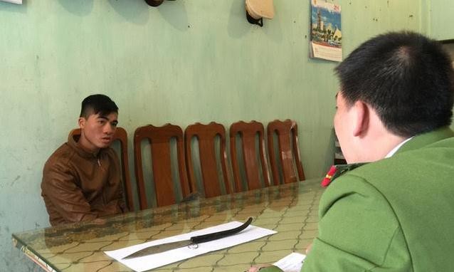 Mâu thuẫn lời nói, thiếu úy quân đội bị đâm trọng thương Đối tượng Bông khai nhận tại cơ quan công an. Ảnh: CA Lạng Sơn.