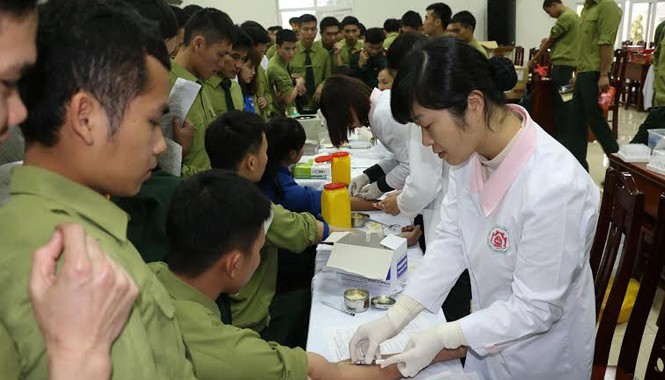 Học viên quân đội hiến tặng gần 400 đơn vị máu Đông đảo cán bộ, ĐVTN Đại học Chính trị và sinh viên tình nguyện tham gia hiến máu.