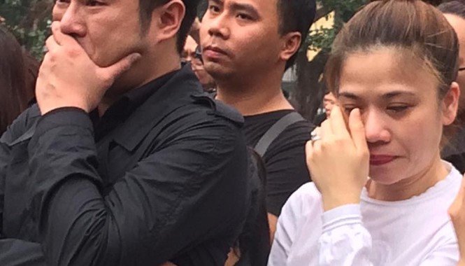 Ca sĩ Mỹ Dung, Minh Quân khóc như mưa ở đám tang Trần Lập Mỹ Dung không ngừng lau nước mắt trước giờ phút tiễn biệt Trần Lập.