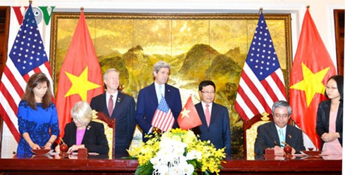 Việt - Mỹ ký kết thêm văn kiện hợp tác Ký Hiệp định khung về việc Việt Nam cho phép một số tình nguyện viên Hoa Kỳ dạy tiếng Anh tại Thành phố Hà Nội và Hồ Chí Minh trong khuôn khổ “Chương trình Hòa bình”. Ảnh: VOV