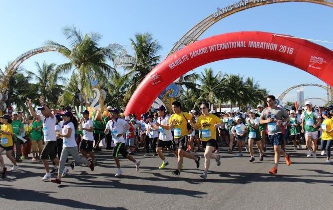 Hơn 4500 VĐV tham dự Cuộc thi Marathon Quốc tế Đà Nẵng 2016 Xuất phát cự ly chạy từ thiện 5km, cự ly này thu hút sự tham gia của hơn 3000 VĐV. Ảnh: Giang Thanh.