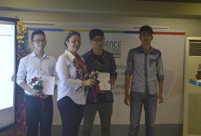 Trao học bổng Tài năng Pháp ngữ cho 5 sinh viên Việt Nam Ba trong số 5 sinh viên nhận học bổng Tài năng năm học 2016-2017.