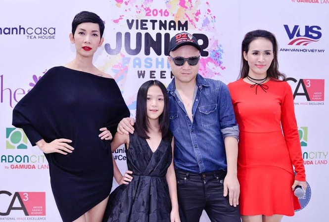 Dàn mẫu nhí “đốn tim” người xem ở họp báo tuần lễ thời trang Dàn mẫu nhí “đốn tim” người xem ở họp báo tuần lễ thời trang