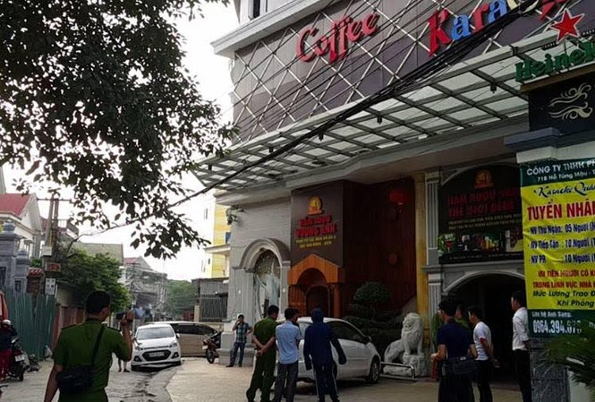 Truy nã 2 đối tượng trong vụ nổ súng hỗn chiến trước karaoke Karaoke Quán Lau nơi xảy ra vụ hỗn chiến.