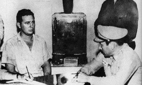 Bài hùng biện trước tòa biến Fidel Castro thành người hùng Cuba Fidel Castro bị thẩm vấn sau cuộc tấn công trại lính Moncada. Ảnh: BBC.