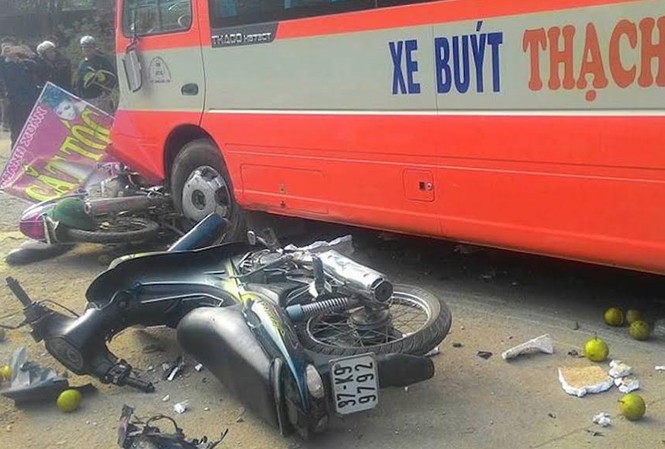 Xe buýt mất lái lao vào vệ đường đâm chết người đi bộ Hiện trường vụ tai nạn.