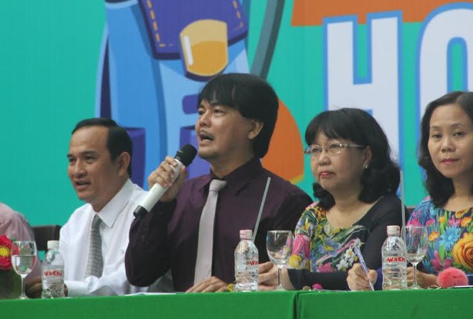 Thầy hiệu trưởng “xì teen” đối thoại với học sinh Thầy Huỳnh Thanh Phú, Hiệu trưởng nhà trường trường THPT Nguyễn Du (quận 10, TPHCM) vui tính trả lời học sinh.