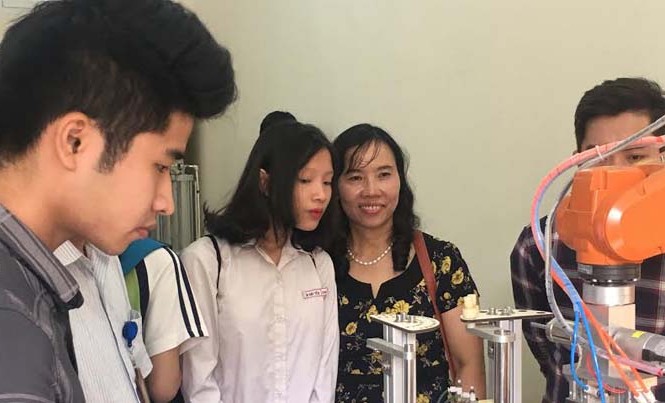 Xem robot NAO 'luyện' thái cực quyền, học sinh lớp 10 vỗ tay rào rào Xem robot NAO 'luyện' thái cực quyền, học sinh lớp 10 vỗ tay rào rào