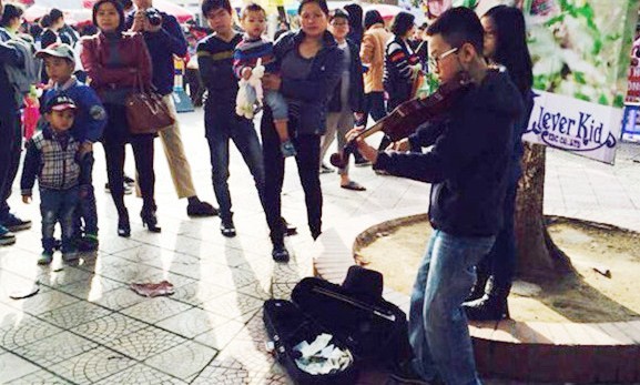 Vụ biểu diễn ở phố đi bộ: ‘Nếu là mẹ cậu bé 15 tuổi, tôi sẽ xin lỗi con mình’ Vụ việc cậu bé 15 chơi violin ở phố đi bộ có nhiều tình tiết bất ngờ.