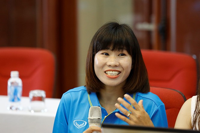 Tuyển thủ bóng đá nữ hoãn đêm tân hôn vì bận thi đấu Nữ tuyển thủ Vũ Thị Nhung trong buổi giao lưu trực tuyến với báo Tiền phong sáng 31/8.