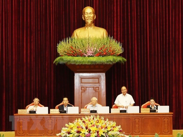 Hội nghị Trung ương 7 thảo luận về Đề án xây dựng đội ngũ cán bộ Thủ tướng Chính phủ Nguyễn Xuân Phúc điều hành phiên thảo luận. (Ảnh: Trí Dũng/TTXVN)
