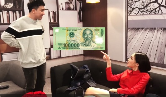 Showbiz 10/5: Clip Trấn Thành đòi tiền Hương Giang Idol gây 'sốt' Showbiz 10/5: Clip Trấn Thành đòi tiền Hương Giang Idol gây 'sốt'
