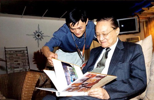 Nhà văn Kim Dung ảnh hưởng đến tỷ phú Jack Ma như thế nào? Jack Ma (trái) và tiểu thuyết gia Kim Dung.