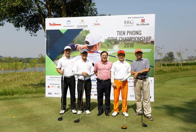 Tiền Phong Golf Championship đóng góp nguồn tài chính ổn định cho Qũy Nhà báo Lê Xuân Sơn (đứng giữa) chụp ảnh lưu niệm cùng các golfer.
