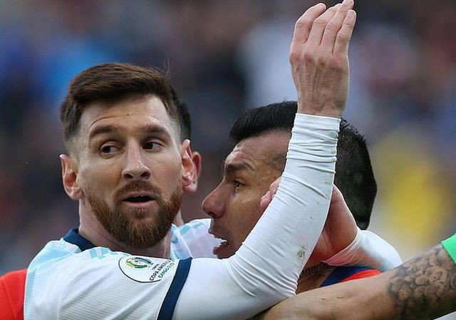 Messi từ chối nhận giải và tuyên bố sốc về Copa America 2019 Messi nhận thẻ đỏ ở trận gặp Chile sau pha va chạm với Medel