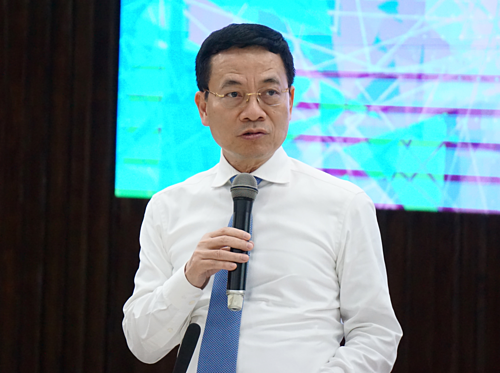 Ông Nguyễn Mạnh Hùng: Nên làm mạng xã hội, công cụ tìm kiếm thay Facebook,Google Bộ trưởng Bộ Thông tin Truyền thông Nguyễn Mạnh Hùng tại buổi gặp gỡ chiều 15/7. Ảnh: Viễn Thông
