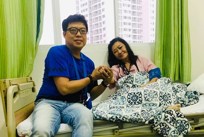 NSND Kim Cương nhập viện trong tình trạng nguy kịch Đạo diễn Thanh Hiệp vào thăm NSND Kim Cương ở bệnh viện.