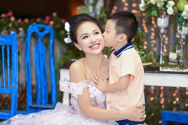 Vân Hugo viết ‘tâm thư’ xúc động kể hành trình ‘vượt cạn’ cách đây 10 năm Con trai Vân Hugo có tên gọi thân mật ở nhà là Bin.