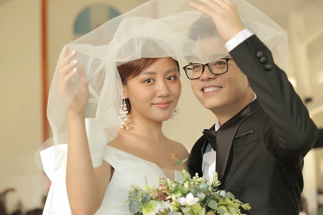 Sự thật ‘ngã ngửa’ về đám cưới của Văn Mai Hương và Bùi Anh Tuấn Sự thật ‘ngã ngửa’ về đám cưới của Văn Mai Hương và Bùi Anh Tuấn