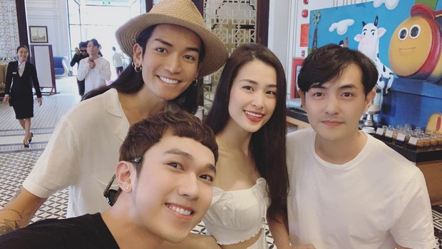 Showbiz 10/11: Đông Nhi, Ông Cao Thắng xuất hiện sau lễ cưới bạc tỷ Showbiz 10/11: Đông Nhi, Ông Cao Thắng xuất hiện sau lễ cưới bạc tỷ