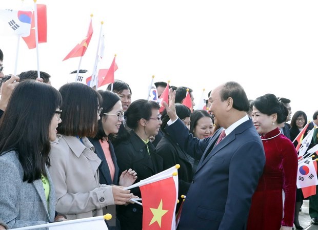 Thủ tướng bắt đầu chương trình dự hội nghị về quan hệ ASEAN-Hàn Quốc Lễ đón Thủ tướng Chính phủ Nguyễn Xuân Phúc và Phu nhân tại sân bay quân sự Gimhae, Busan. (Ảnh: Thống Nhất/TTXVN)