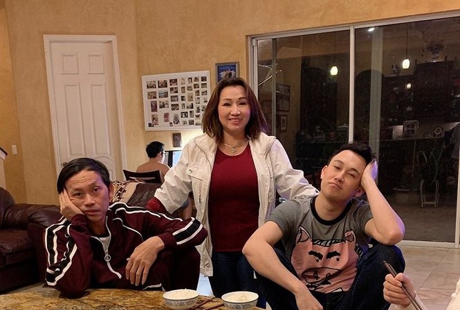 Showbiz 27/11: Dương Triệu Vũ chia sẻ xúc động khi đón Hoài Linh ở Mỹ Showbiz 27/11: Dương Triệu Vũ chia sẻ xúc động khi đón Hoài Linh ở Mỹ