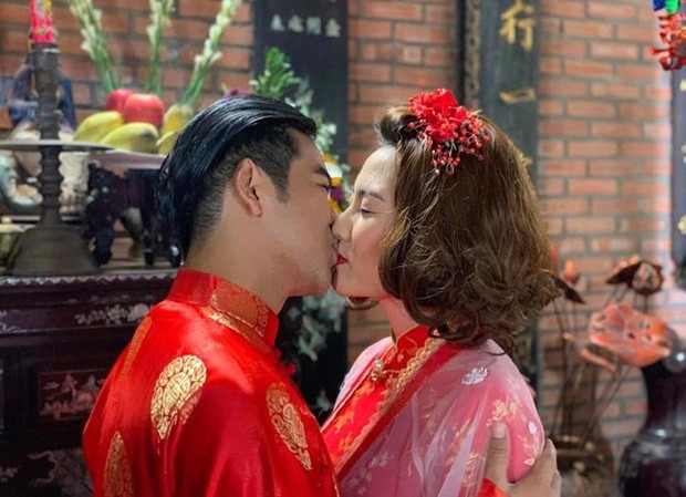 Showbiz 18/8: Hoàng Mập đăng ảnh Ngọc Lan hôn Thanh Bình dù đã ly hôn gây tranh cãi Showbiz 18/8: Hoàng Mập đăng ảnh Ngọc Lan hôn Thanh Bình dù đã ly hôn gây tranh cãi