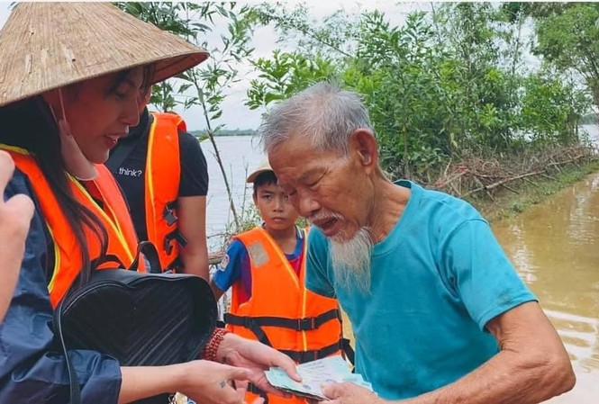 Thủy Tiên nói gì khi được khuyên đóng tài khoản vì tiền cứu trợ quá lớn? Thủy Tiên trong chuyến thiện nguyện tại miền Trung những ngày vừa qua.