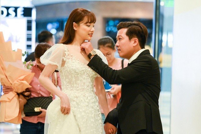 Showbiz 6/12: Nhã Phương không ngớt lời khen ngợi ông xã Trường Giang Showbiz 6/12: Nhã Phương không ngớt lời khen ngợi ông xã Trường Giang