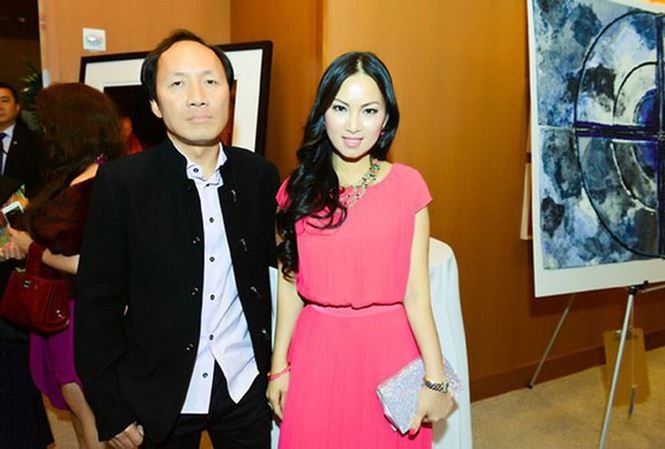 Showbiz 20/12: Ca sĩ tỷ phú Hà Phương viếng tặng gần 2 tỷ đồng ở đám tang nghệ sĩ Chí Tài Vợ chồng ca sĩ Hà Phương.