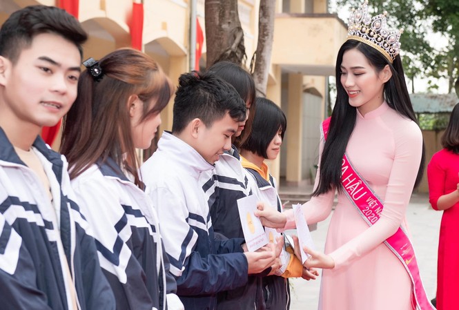 Hoa hậu Đỗ Thị Hà xúc động khi trở lại trường cấp 3 ở Hậu Lộc Hoa hậu Đỗ Thị Hà trao học bổng cho học sinh có hoàn cảnh đặc biệt khó khăn, học sinh nghèo hiếu học ở trường THPT Hậu Lộc 3.